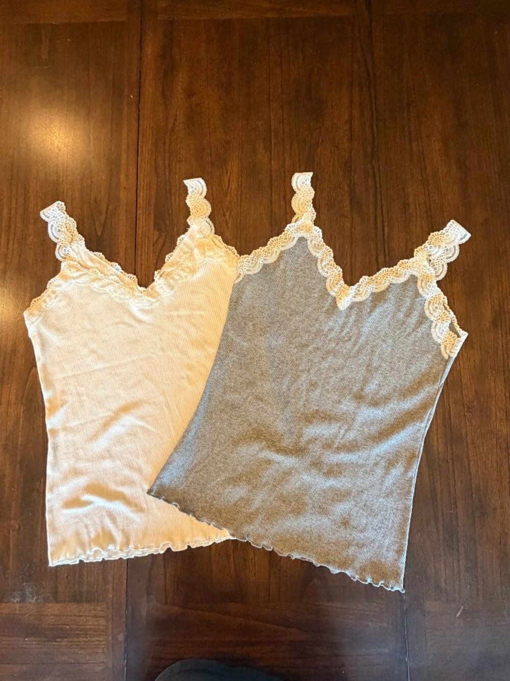 NWT Cream & Gray Scalloped Lace Trim Tank Top Stretch Comfy, Size Large